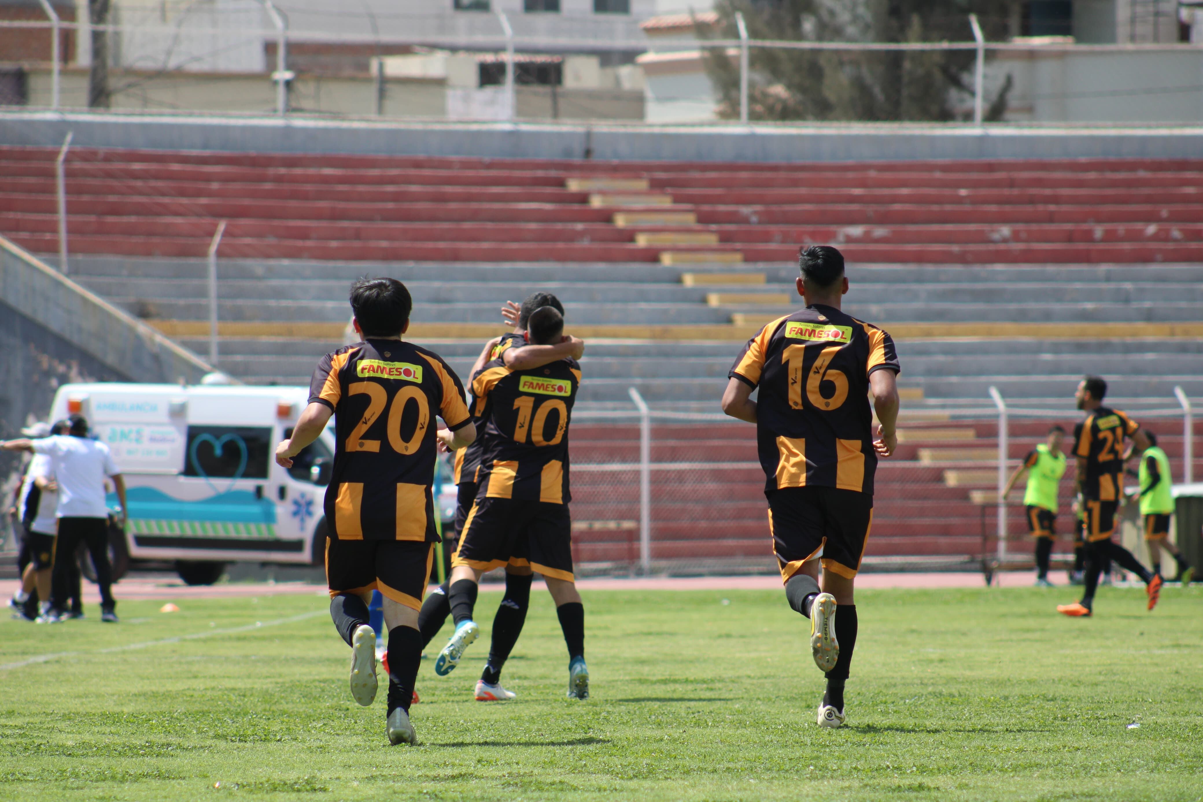 Jugadores festejan gol. Foto: Graciela Fernández