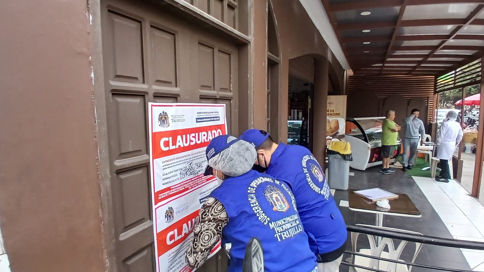 Se encontraron heces de roedores en las cocinas y condiciones higiénicas para manipular alimentos.