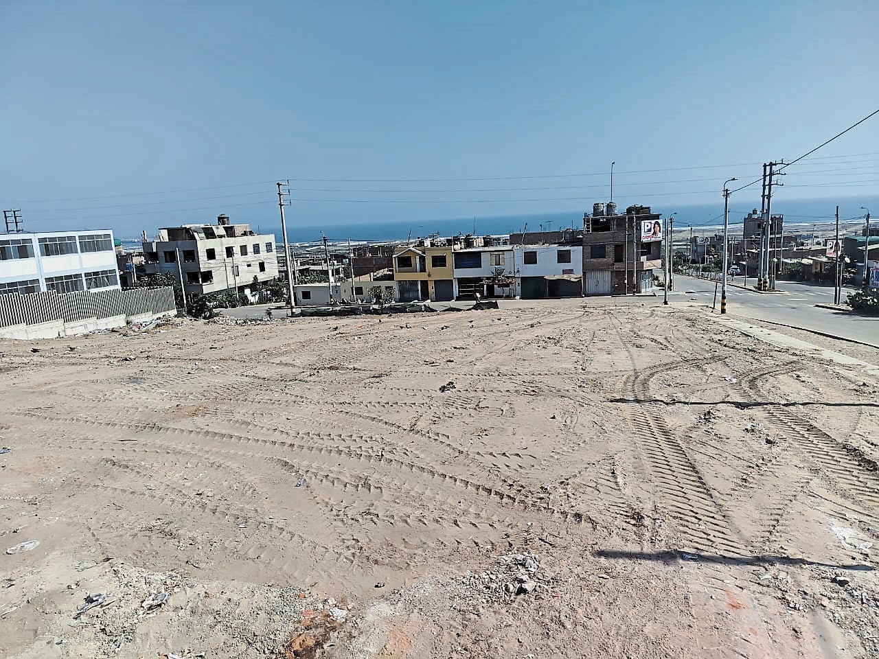 Moradores, con apoyo de la empresa privada, se organizaron para limpiar parque en el distrito de Salaverry.