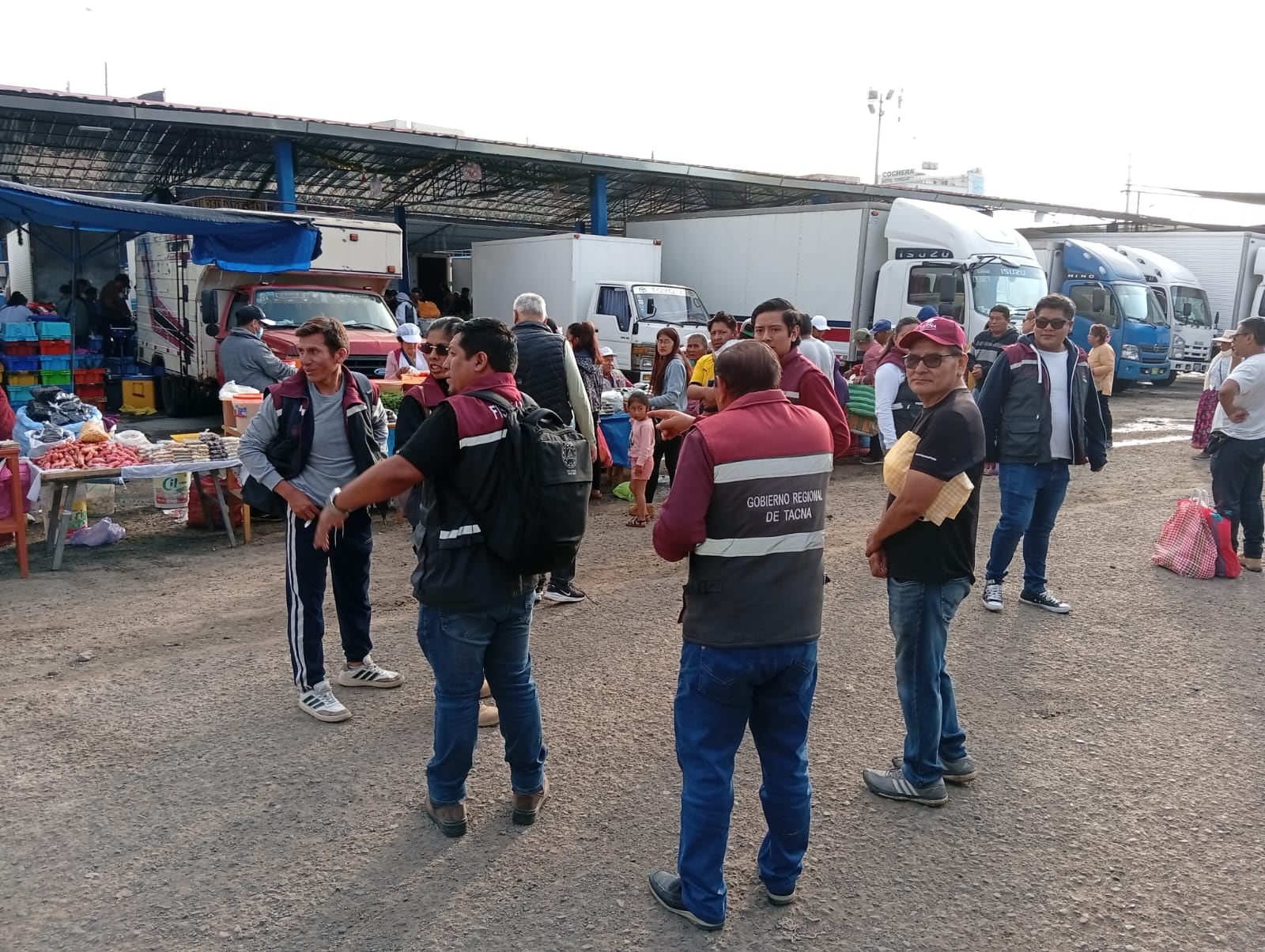 Personal de la Direpro escudriñó el mercado Grau en busca de productos prohibidos. (Foto: Adrian Apaza)