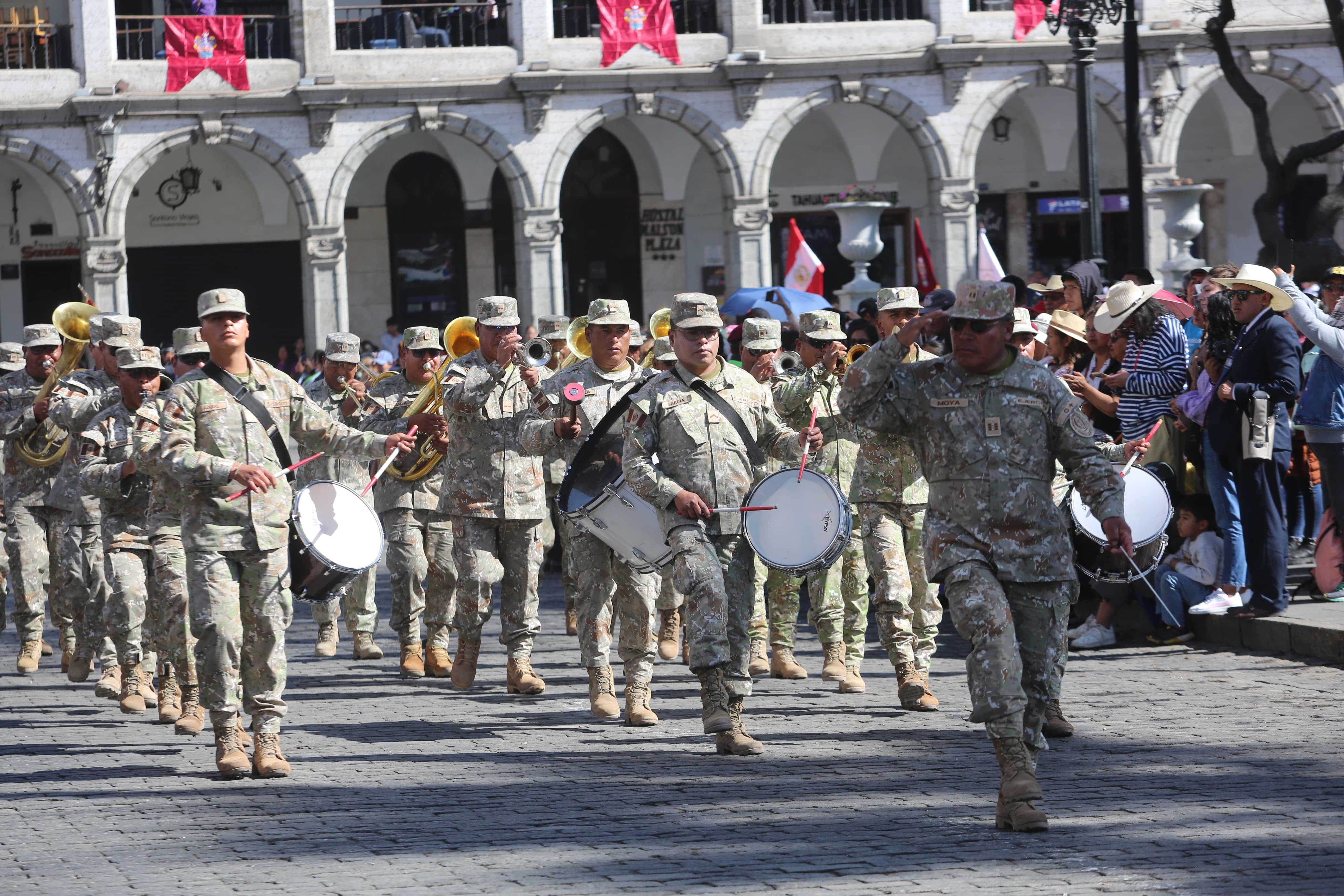 Personal del Ejército se hizo presente en inicio de festividades. (Foto: L. Cuito)