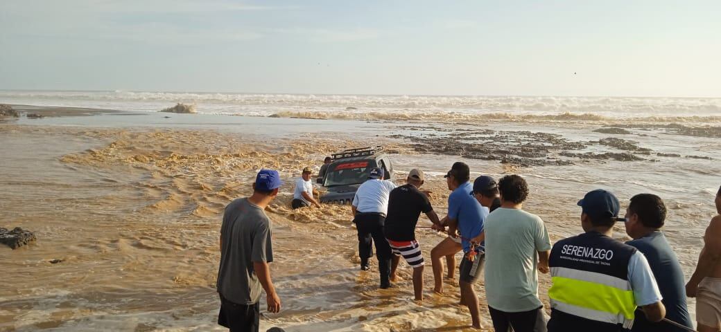 Con una soga arrastraron la unidad y la sacaron del afluente. (Foto: Difusión)