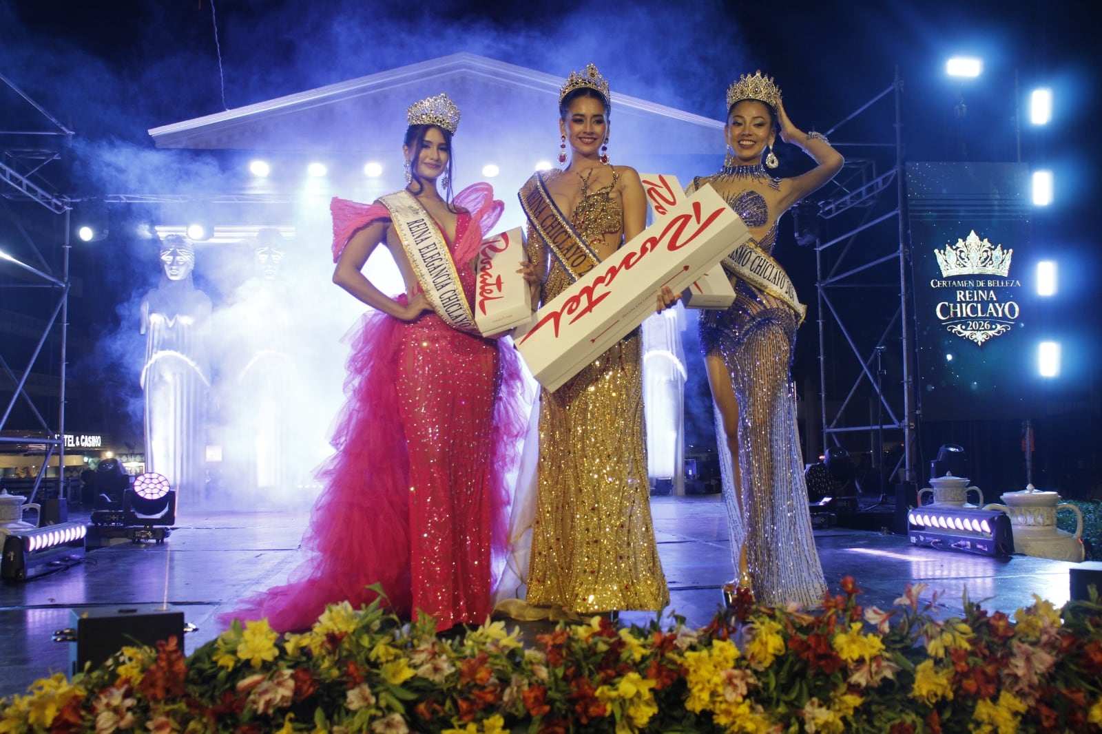 Almendra Torres León (centro) ganó certamen por 191° Aniversario de Chiclayo.