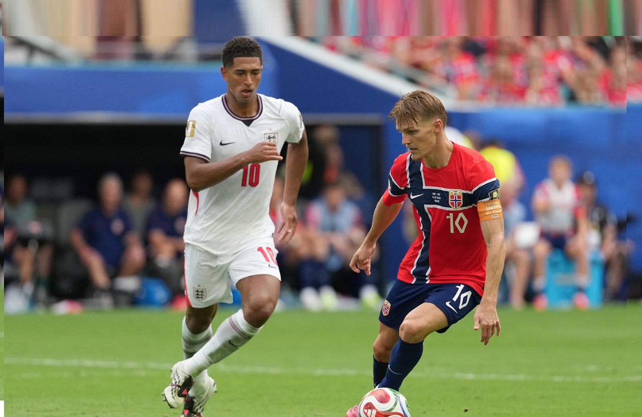 Martin Ødegaard (d) de Noruega disputa el balón con Jude Bellingham de Inglaterra este sábado, en el partido de cuartos de final del Mundial de la FIFA 2026 entre Noruega e Inglaterra en el estadio Hard Rock en Miami (Estados Unidos). EFE/ Octavio Guzmán