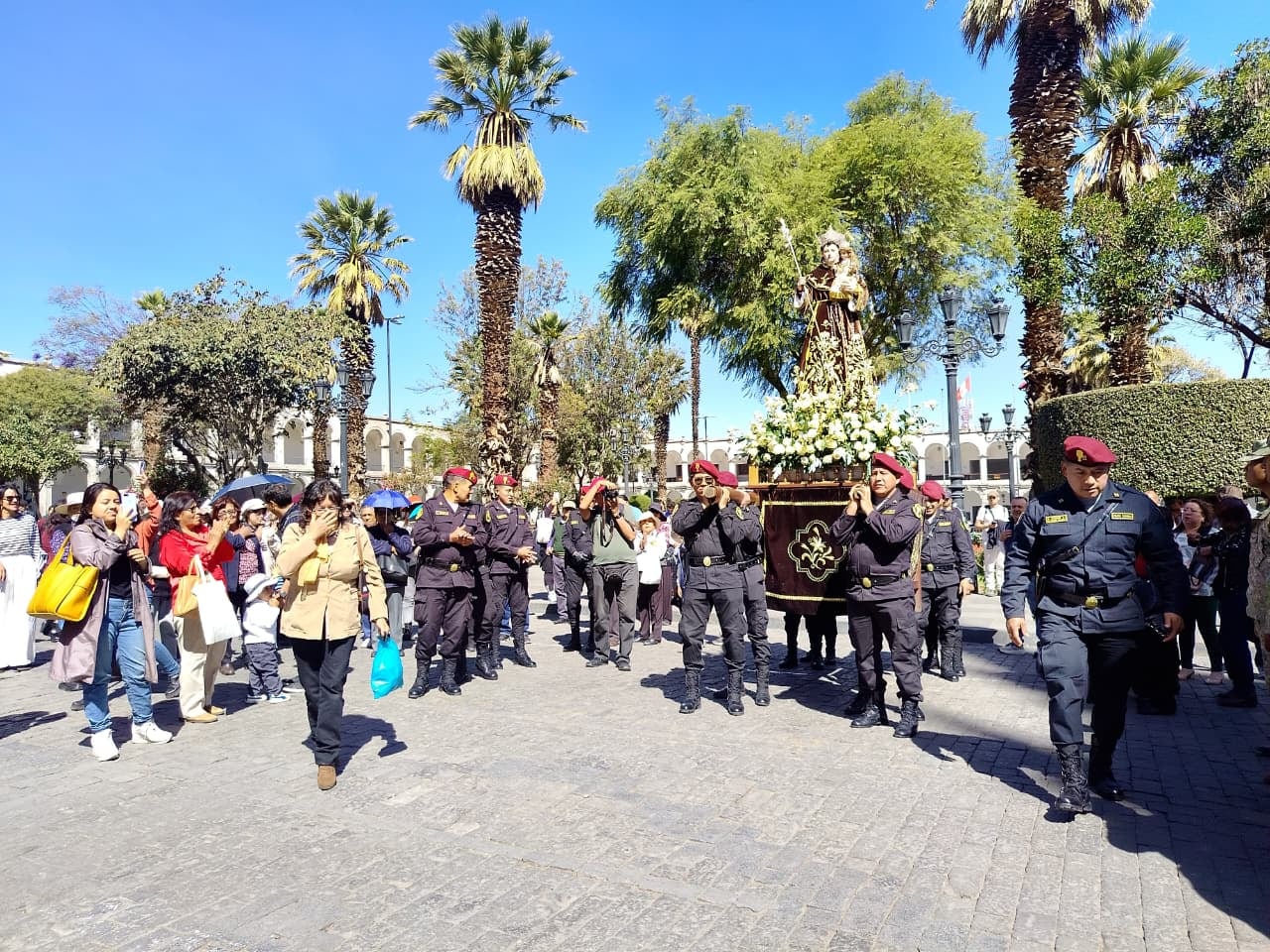 Procesión en el día de San Antonio de Padua en Arequipa. (Foto: Flor Barrios/@photo.gec)
