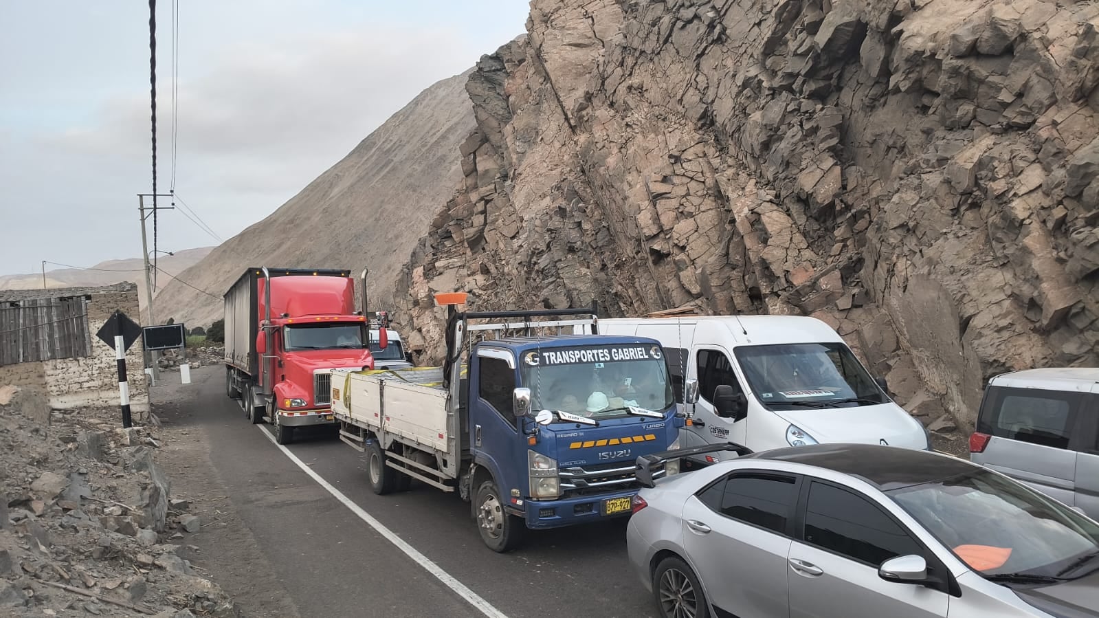 El bloqueo de los pobladores del Valle de Tambo en la Panamericana Sur dejó cientos de vehículos varados (Foto: GEC)