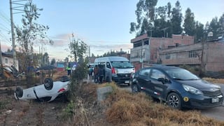 Auto volcó en la Carretera Central tras esquivar a un perro