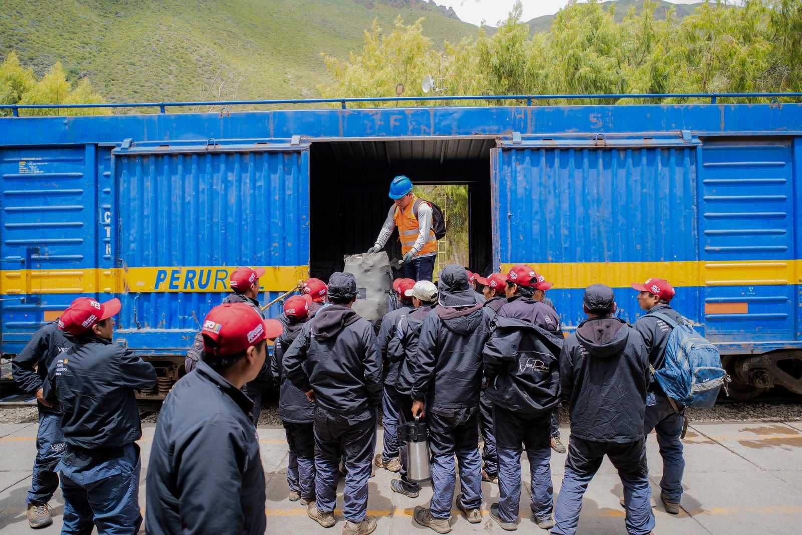 Mejoran las condiciones de traslado de las personas encargadas de llevar el equipaje de los turistas durante largo recorrido hacia la maravilla mundial.