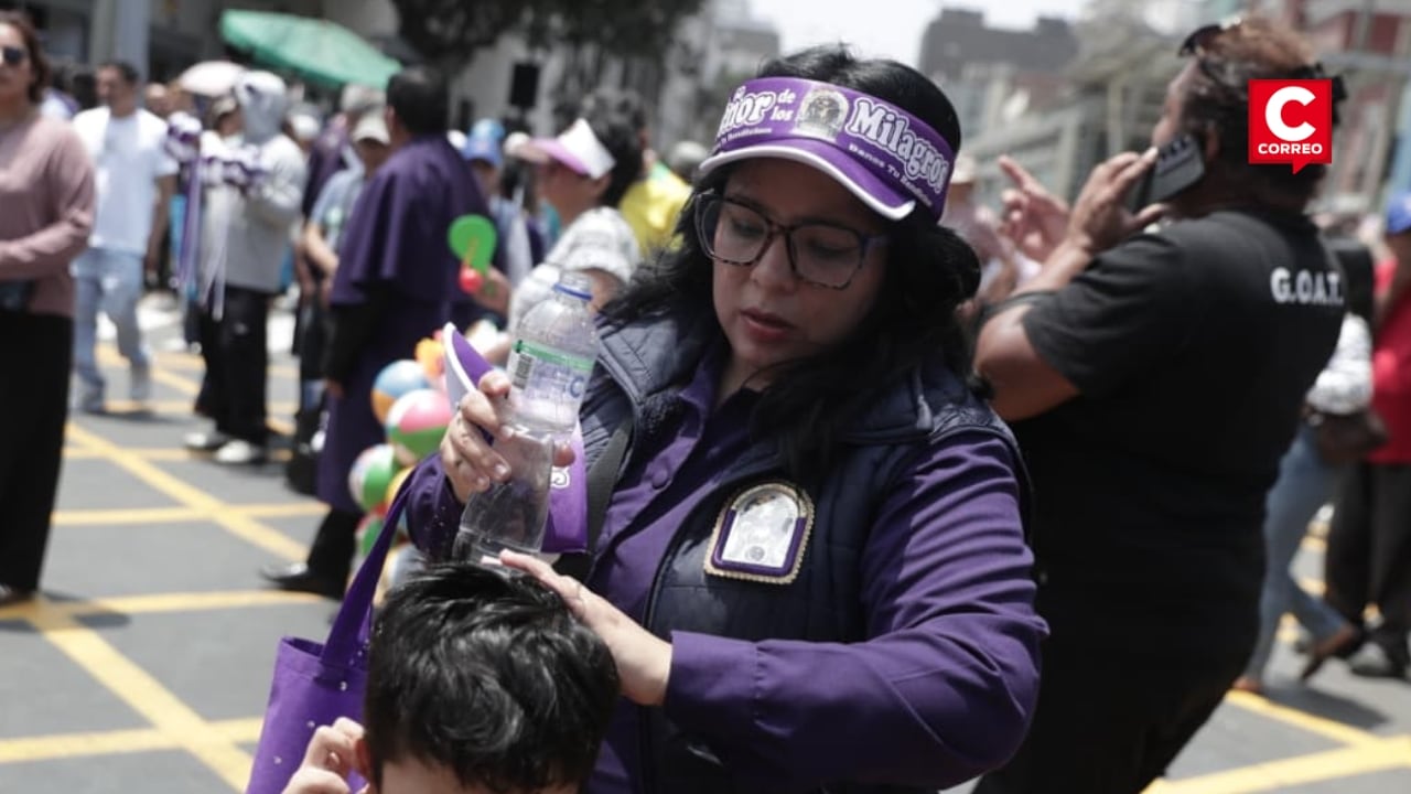 Primera procesión del Señor de los Milagros deja cerca de 90 personas atendidas por golpes de calor