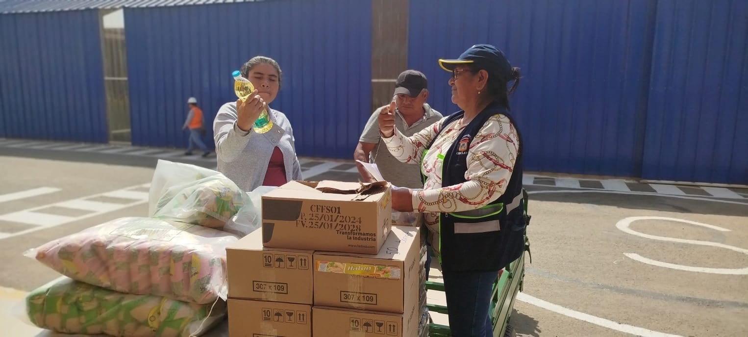Las madres reclaman en la entrega de productos.