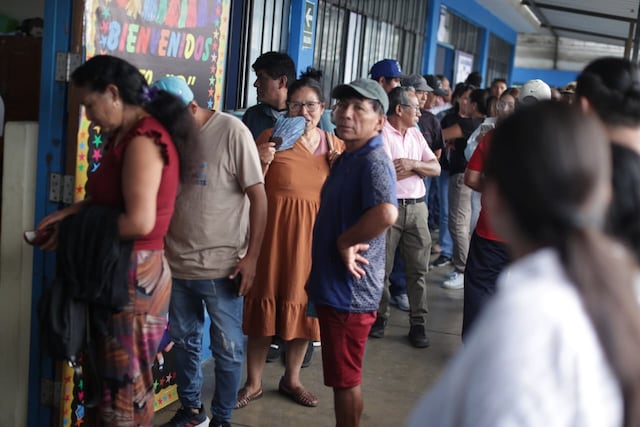 Se apertura las mesas de sufragio en el colegio San Luis Gonzaga de SJM, personas aún tienen quejas por el trabajo del personal de ONPE (Fotos: Julio Reaño/@photo.gec)