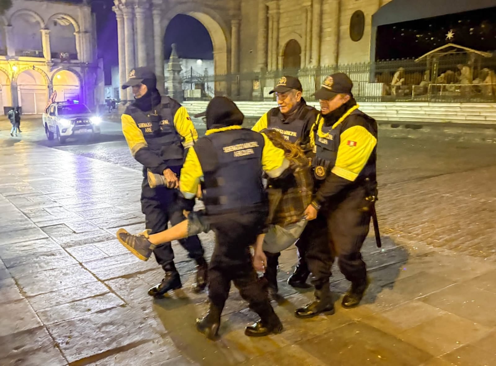 Serenos retiran a ebrio en la Plaza de Armas de Arequipa. Foto: MPA.