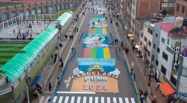 Un grupo de artistas plásticos se han reunido para diseñar y pintar figuras de danzas y mensajes inspirados en la patrona de Puno.