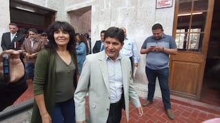 Luz Marina Zeballos Patrón, esposa del gobernador de Arequipa, entra y sale de sede regional como en su casa