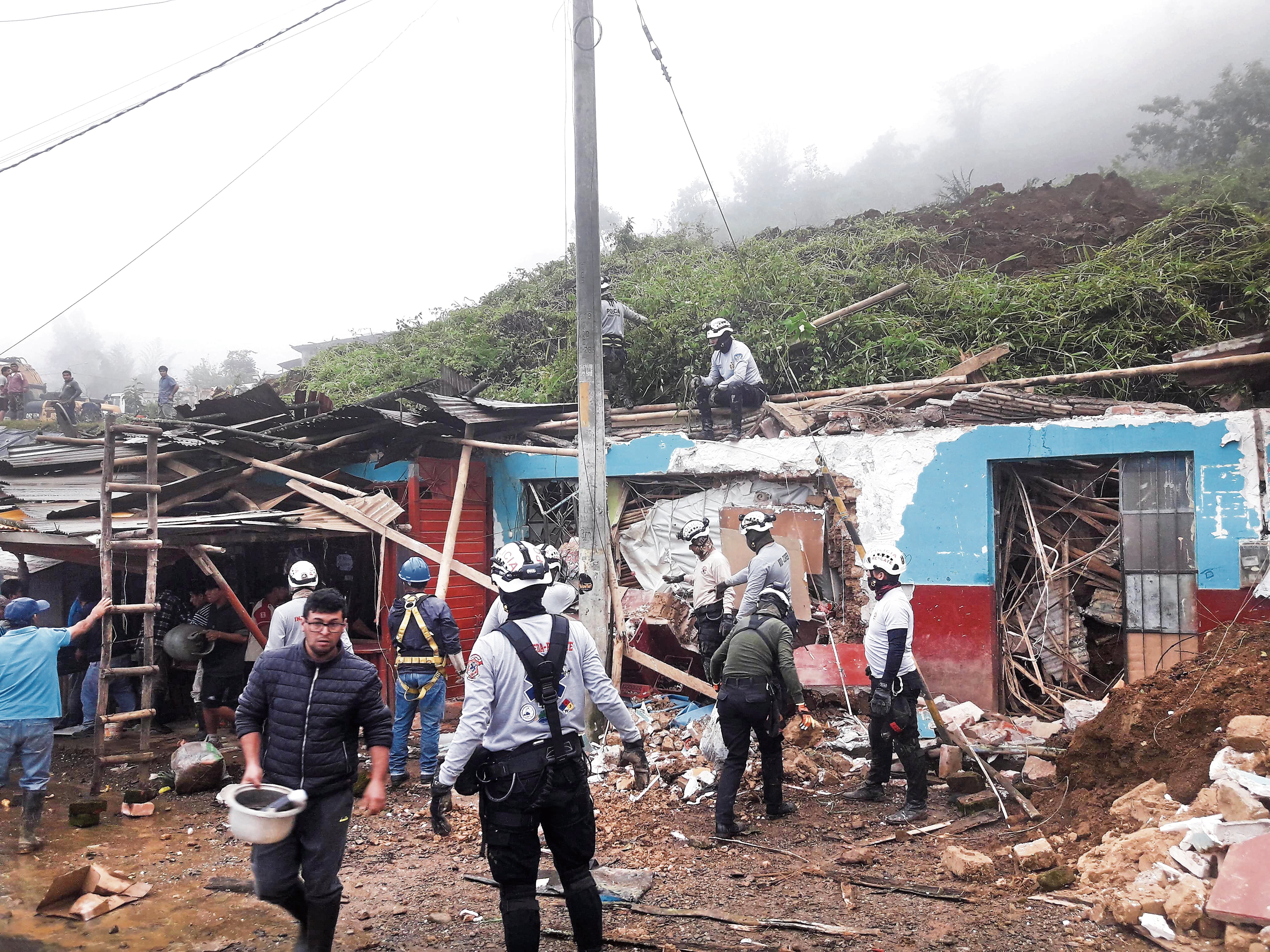 El hecho ocurrió cerca de las 4:30 de la madrugada de ayer en Villa Palambla, en circunstancias que las familias dormían. Testigos señalan que una menor avisó del derrumbe de tierra y rocas, haciendo que las personas salgan rápidamente de las casas, las cuales quedaron debajo de los escombros