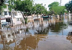 Las lluvias inundan las calles y afectan a los vehículos en Piura