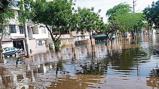 Las lluvias inundan las calles y afectan a los vehículos en Piura