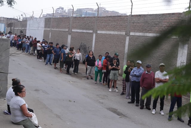 Se apertura las mesas de sufragio en el colegio San Luis Gonzaga de SJM, personas aún tienen quejas por el trabajo del personal de ONPE (Fotos: Julio Reaño/@photo.gec)