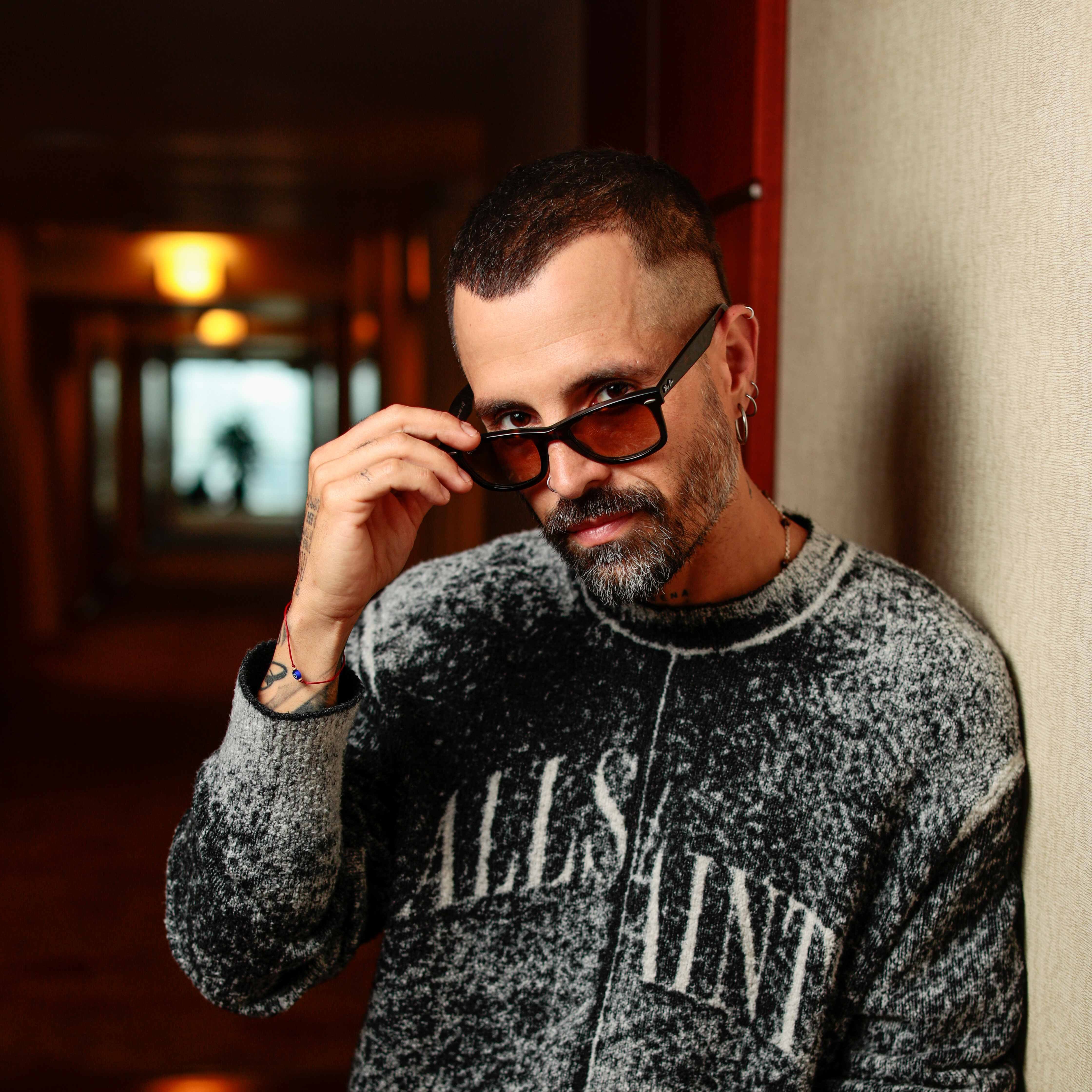 ""Siempre he creído que las canciones tienen la capacidad de viajar en el tiempo y seguir resonando en la gente de maneras inesperadas. 'Cómo Te Hago Entender' es un tema que me marcó y quise abordarlo desde mi propia verdad", dice Mike Bahía.