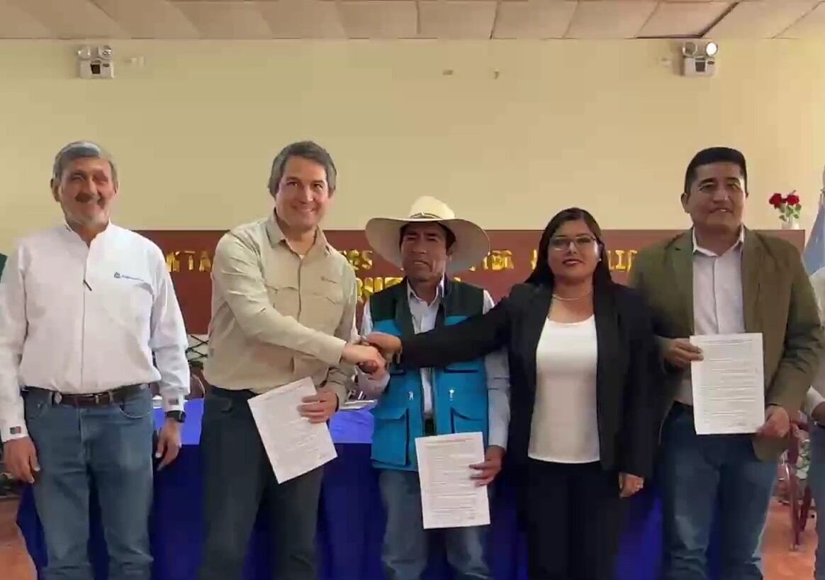 Vicepresidente de asuntos corporativos Diego Ortega y gobernadora de Moquegua Gilia Gutiérrez. (Foto: Difusión)