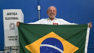 Lula vota en Brasil y acusa a Flávio Bolsonaro de querer gobernar con la bandera de EE.UU.