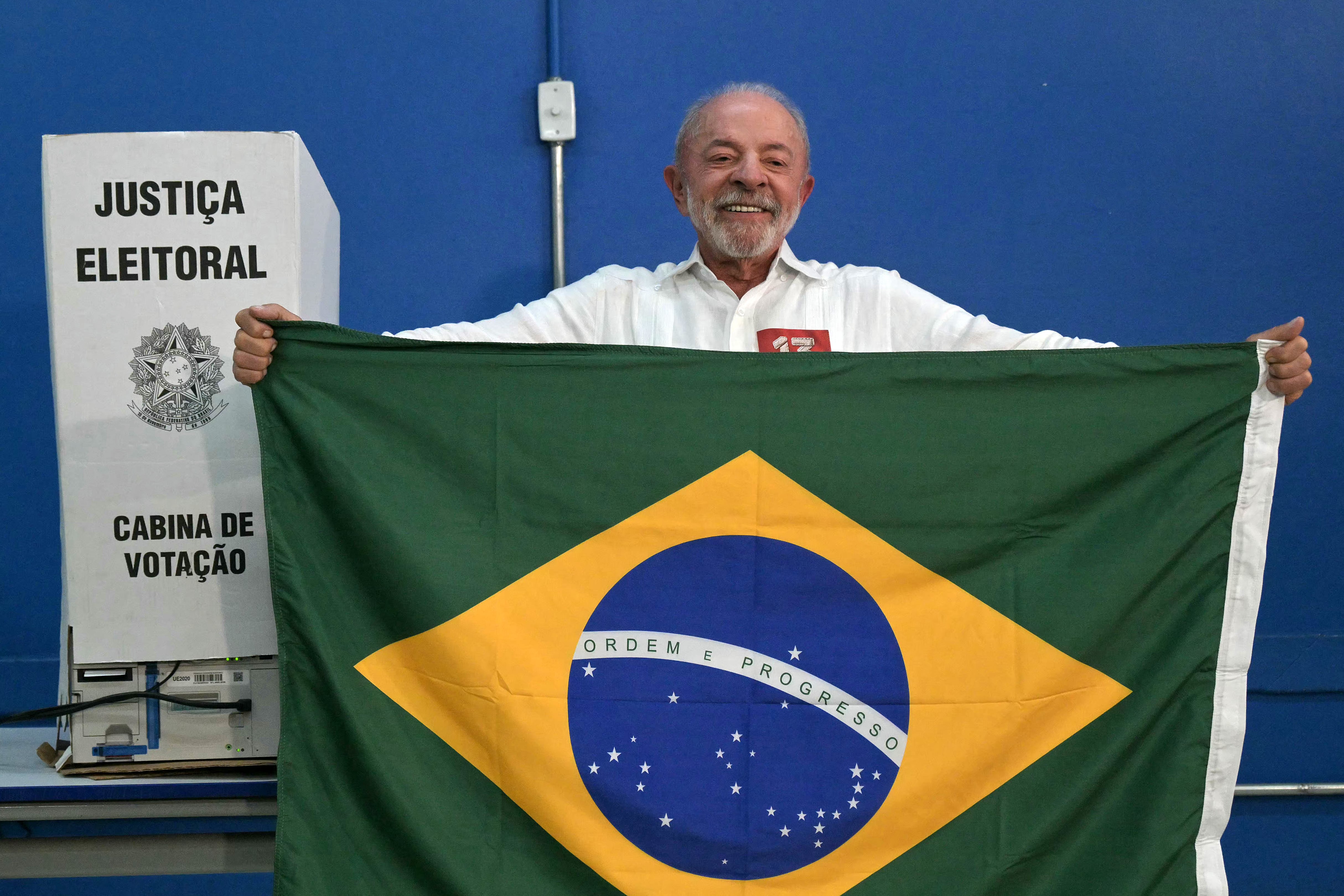 El presidente brasileño, de 80 años, defendió la soberanía nacional tras emitir su voto en São Bernardo do Campo. Aseguró que los ciudadanos deben elegir entre respetar los símbolos de Brasil o respaldar a quienes, según él, buscan gobernar bajo la influencia estadounidense. (Foto de NELSON ALMEIDA / AFP).