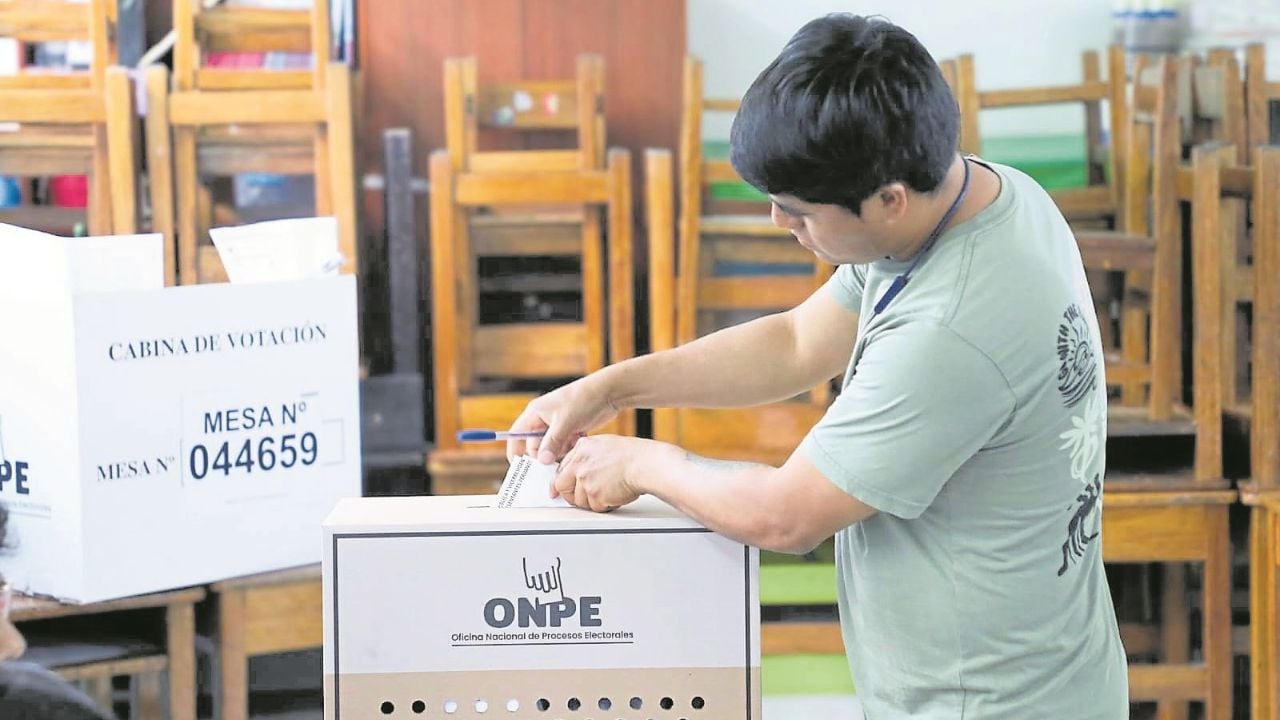 De acuerdo con las autoridades electorales, 1,565,920 ciudadanos están habilitados para acudir a las urnas desde las 7 a.m. hasta las 5 p.m. y decidir quiénes serán sus nuevos representantes en el gobierno regional y las municipalidades provinciales y distritales. En 494 locales de votación se instalarán 5,297 mesas de sufragio.