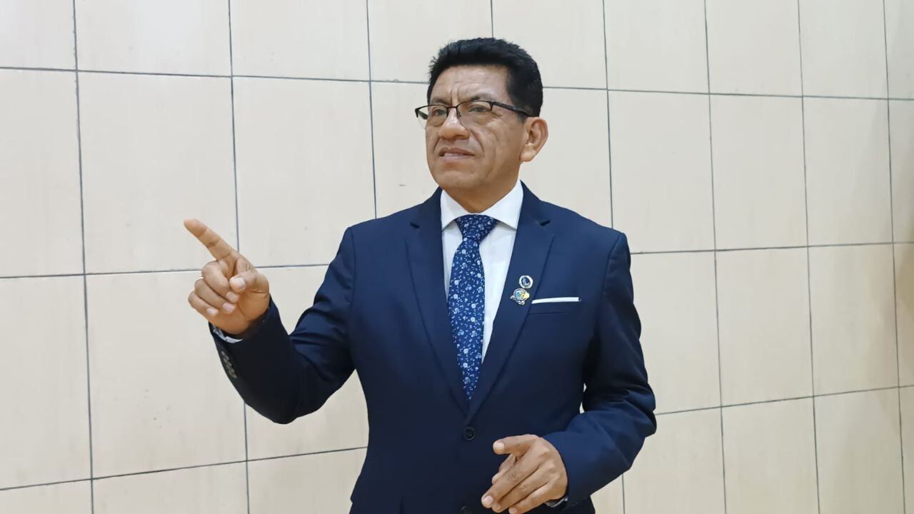 En diciembre serán las elecciones y el reconocido empresario y catedrático integró a tres doctores y tres magíster para afrontar proceso.