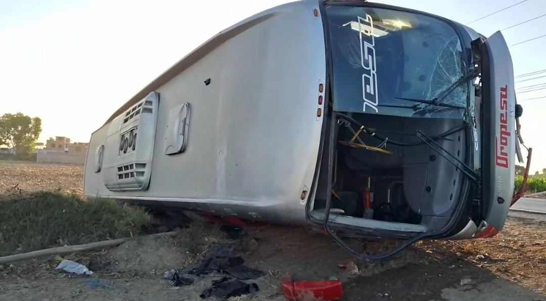 Pisco: bus interprovincial de Oropeza vuelca en el sector José Olaya y dejó heridos