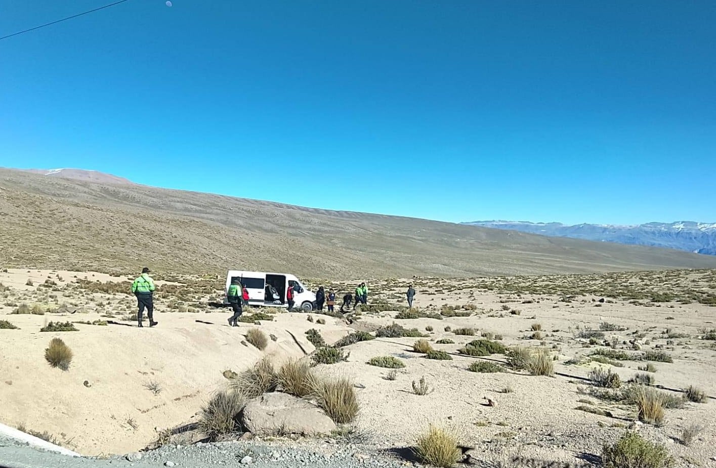 Vehículo de la ONPE que trasladaba material electoral se despista en Arequipa (Foto: Radio Cotahuasi)