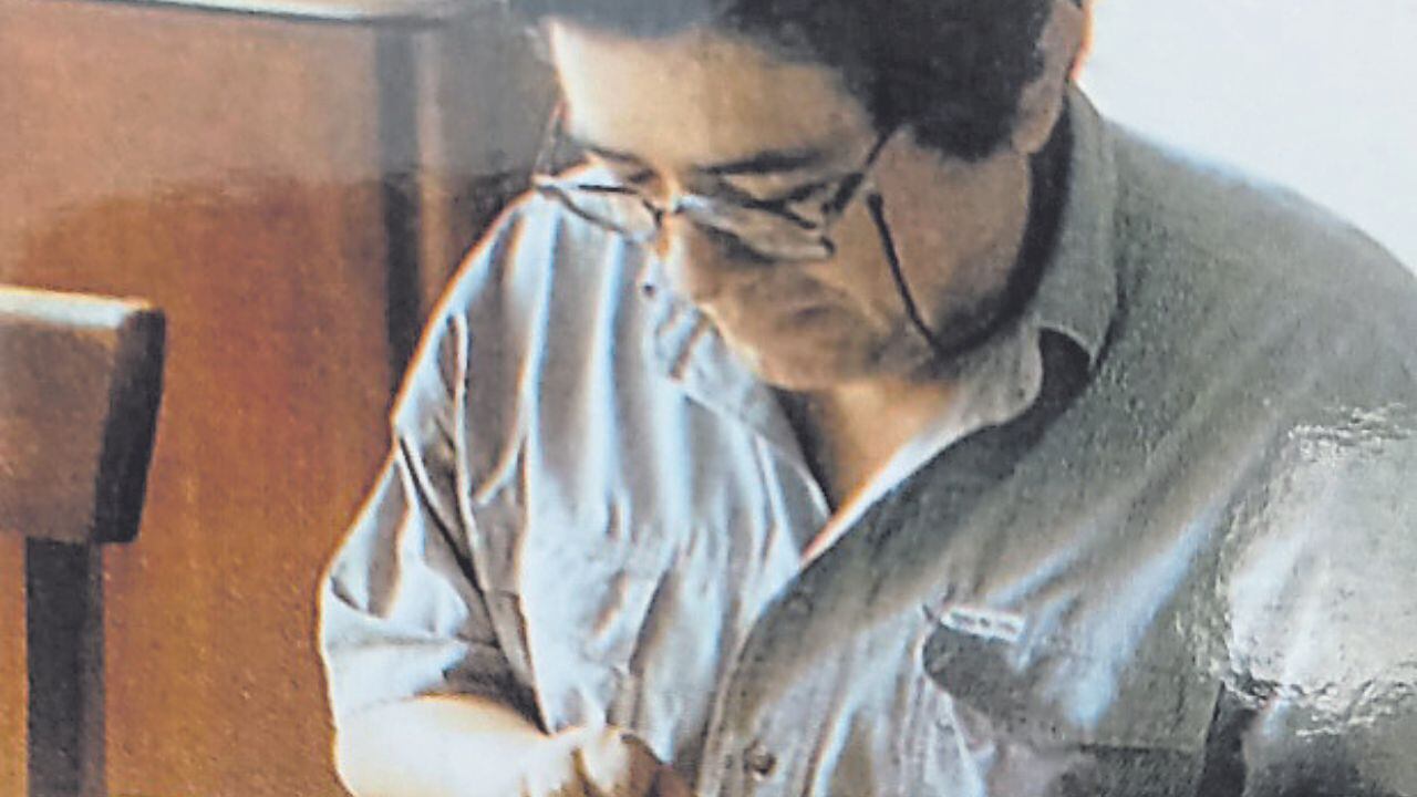 Ángel Gavidia viene transitando con éxito por el cuento y la poesía, como lo acreditan sus libros; sin embargo, también cultiva el ensayo y la crítica.