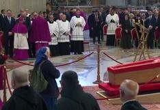 Sor Genevieve, la monja que desafió el protocolo para despedirse del papa Francisco