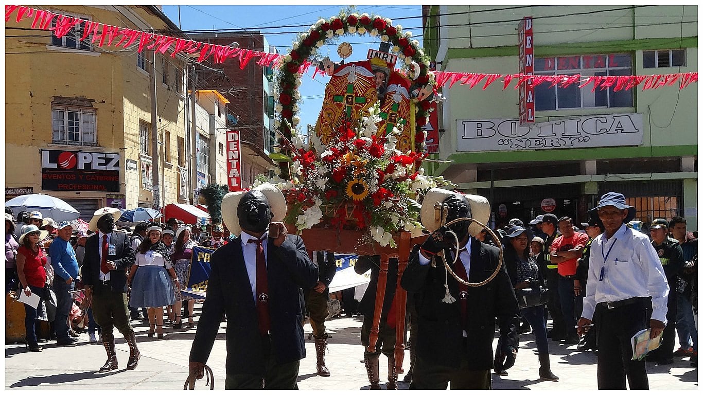 Inicia Fiesta de las Cruces en Chupaca con gran movimiento comercial (FOTOS)