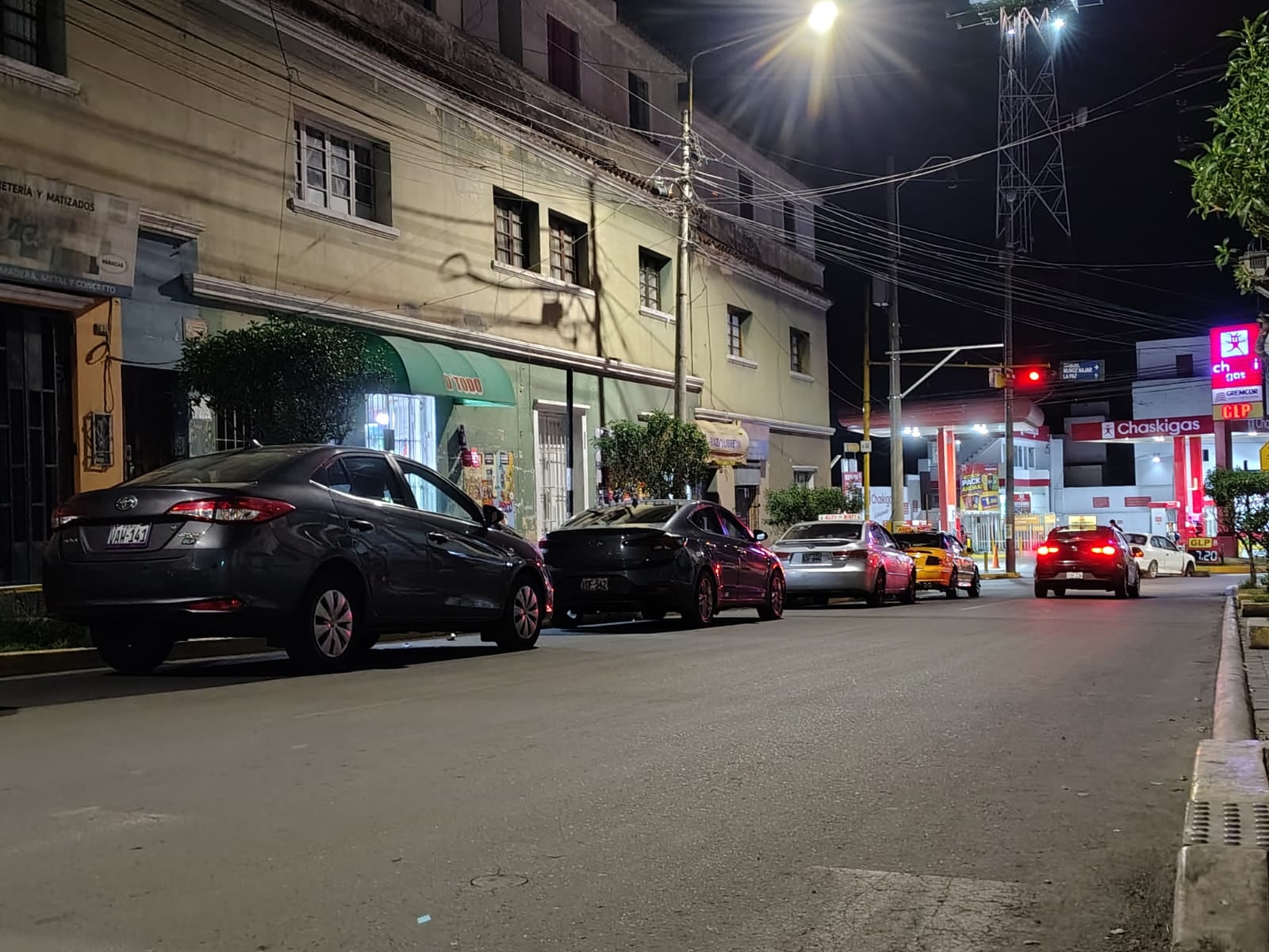 Taxistas durmieron en los grifos para conseguir GLP en Arequipa