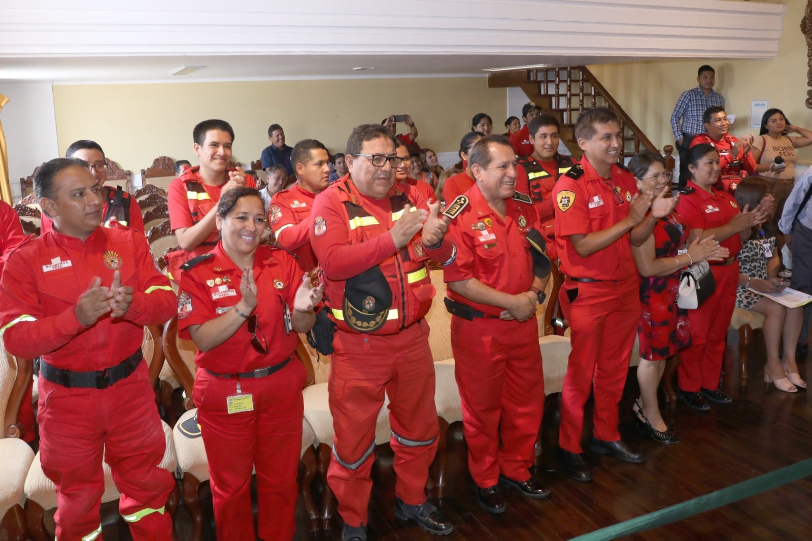 El alcalde Mario Reyna agradeció los servicios que brindan los bomberos a la ciudad -que en gran número acompañaron la sesión de Concejo- y recalcó que la transferencia se hace a título gratuito.