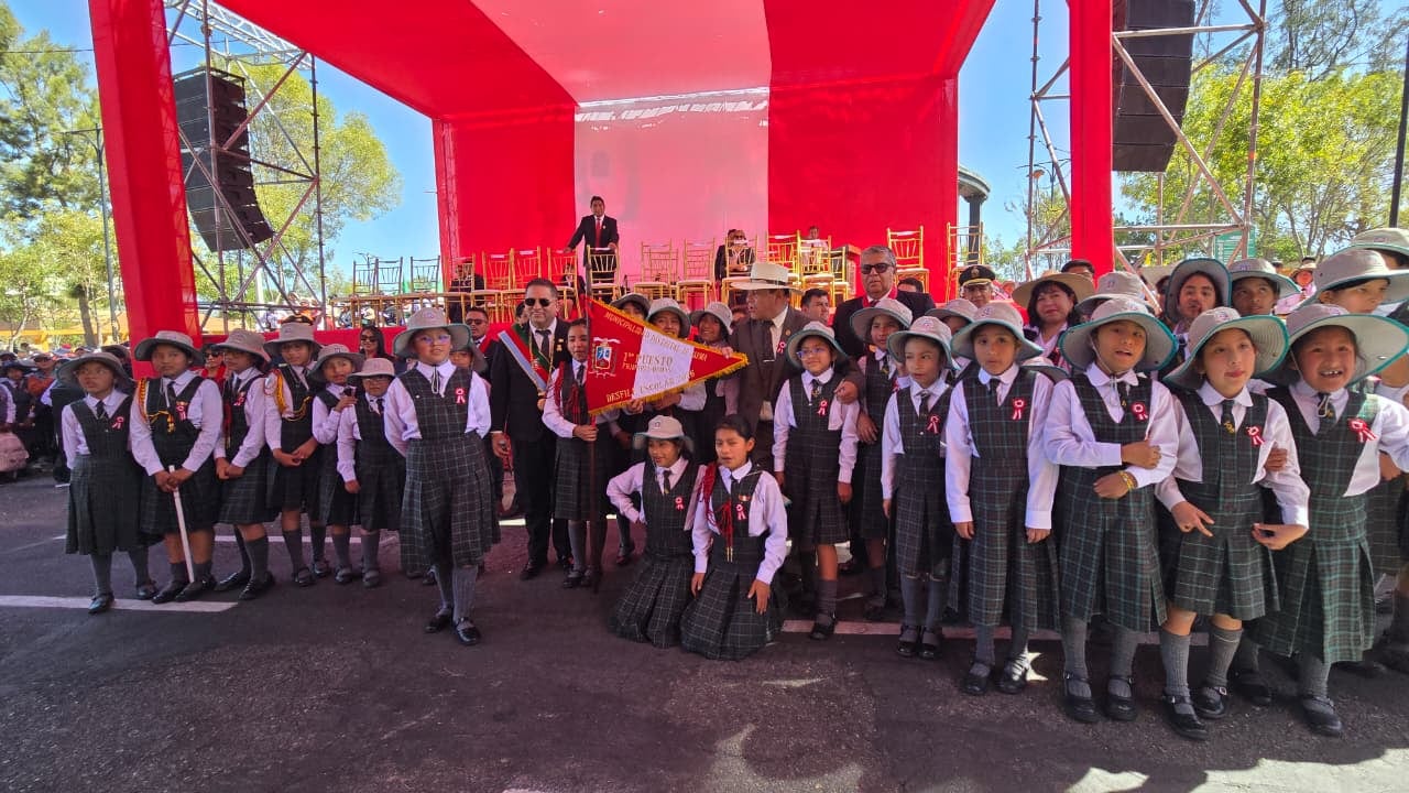 Colegio Livia Bernal en Cayma en desfiles ecolar por Fiestas Patrias en Arequipa. (Foto: Yunsu Pariapaza/@photo.gec)