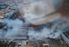 Incendio en fábrica en Los Olivos fue confinado, pero bomberos continúan con la extinción