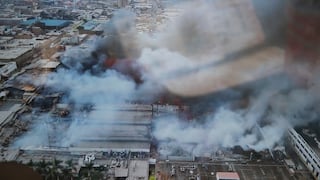 Incendio en fábrica en Los Olivos fue confinado, pero bomberos continúan con la extinción