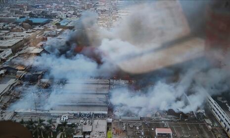 Incendio en fábrica en Los Olivos fue confinado, pero bomberos continúan con la extinción