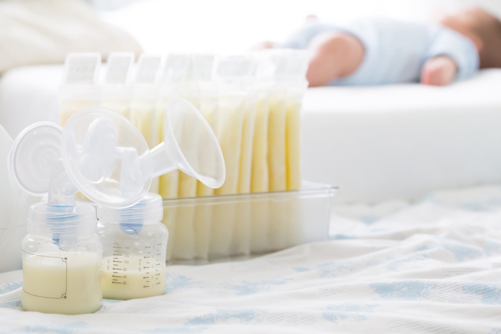 La posición del bebé, un acople adecuado y la correcta conservación de la leche extraída pueden facilitar la lactancia y prevenir dificultades durante las primeras semanas.