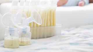 Lactancia materna: cómo lograr un buen agarre y conservar correctamente la leche
