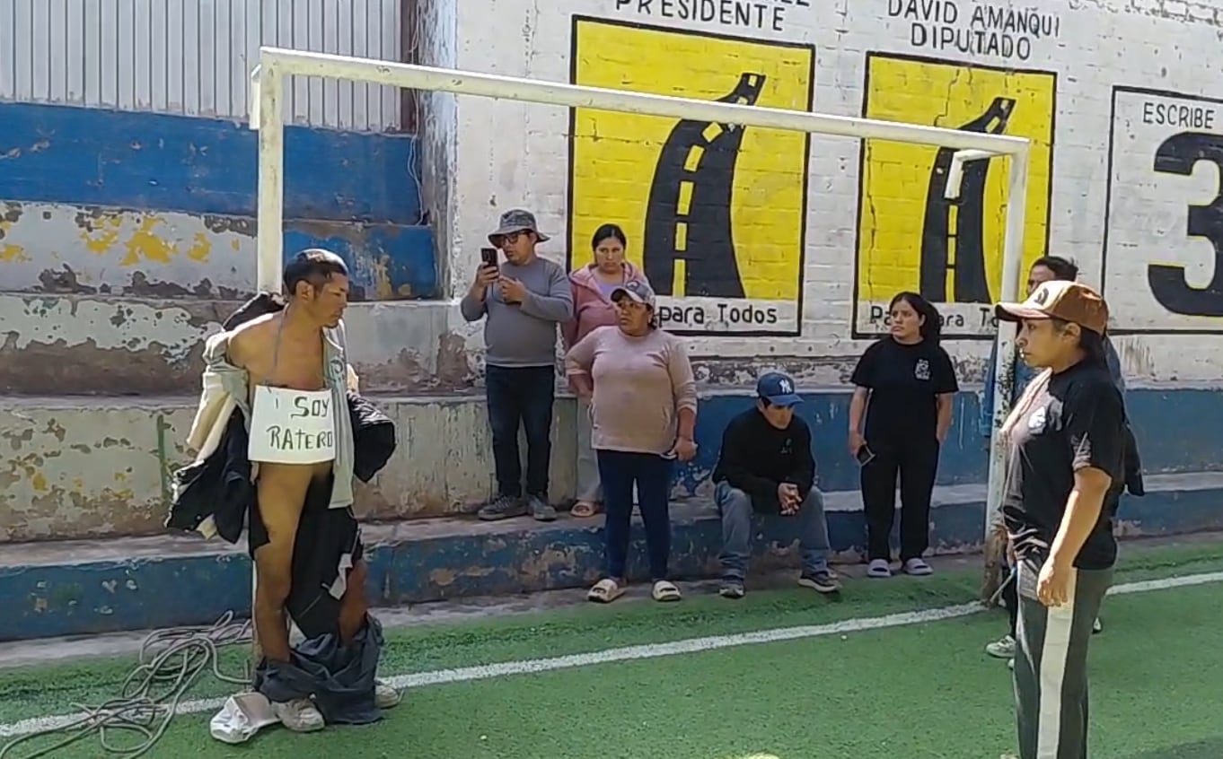 Pobladores desnudan y pasean a presunto ladrón en Secocha, Arequipa (Foto: Captura transmisión de Facebook Radio Bacán)