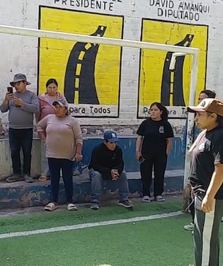 Pobladores desnudan y pasean a presunto ladrón en Secocha, Arequipa (Foto: Captura transmisión de Facebook Radio Bacán)