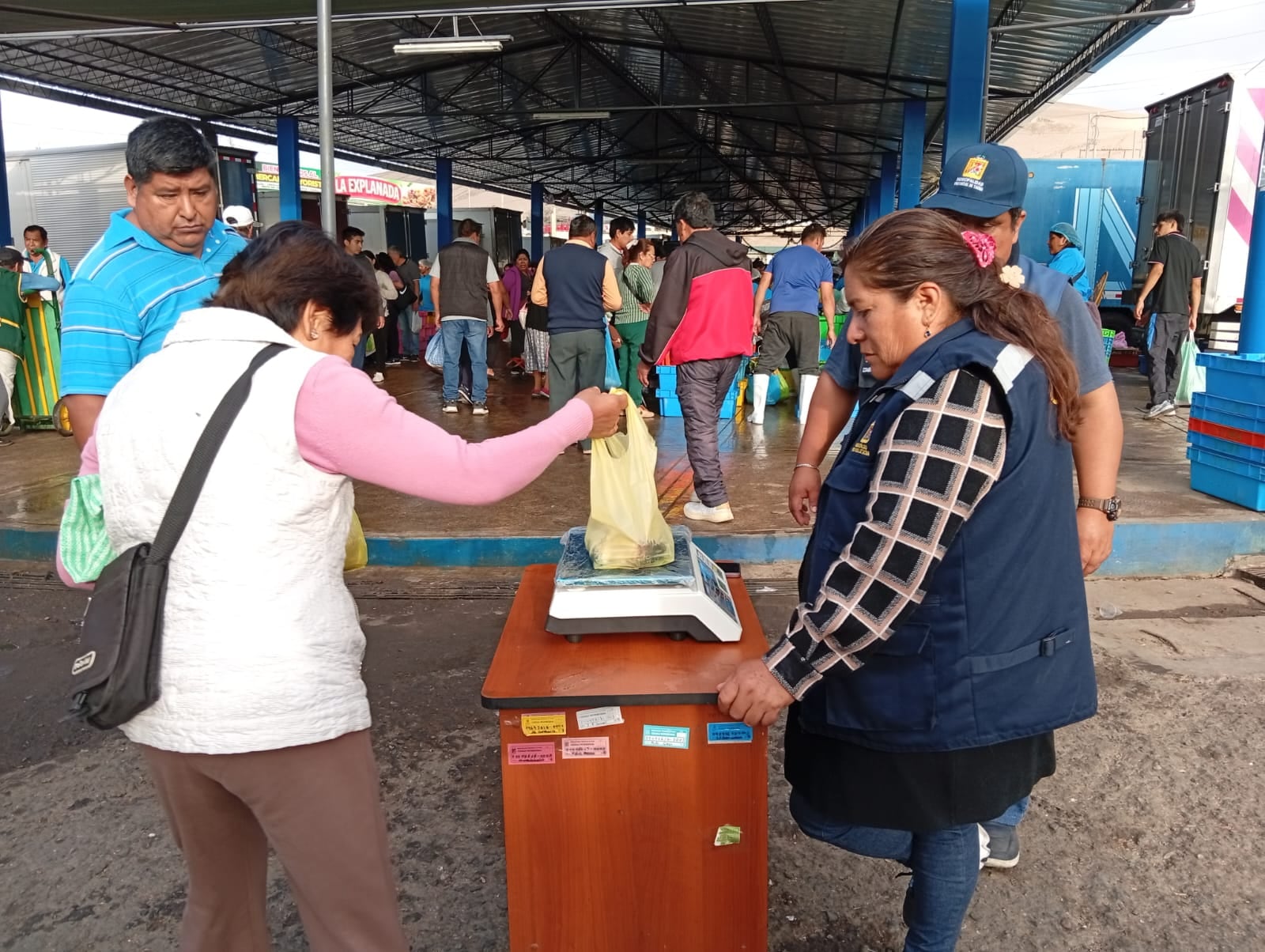 Municipalidad Provincial de Tacna colocó balanzas electrónicas para que compradores verifiquen el peso. (Foto: Adrian Apaza)