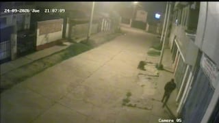 Arrebatan celular a mujer y la arrastran