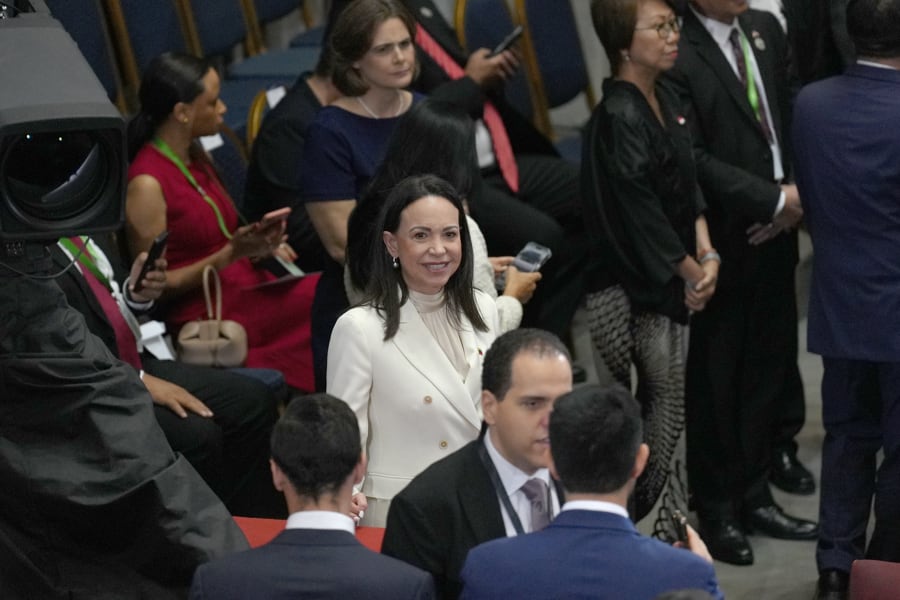 La líder de la oposición venezolana y Premio Nobel de la Paz, María Corina Machado (c), llega para asistir a la toma de posesión del nuevo mandatario chileno, el ultraderechista José Antonio Kast. EFE/Adriana Thomasa