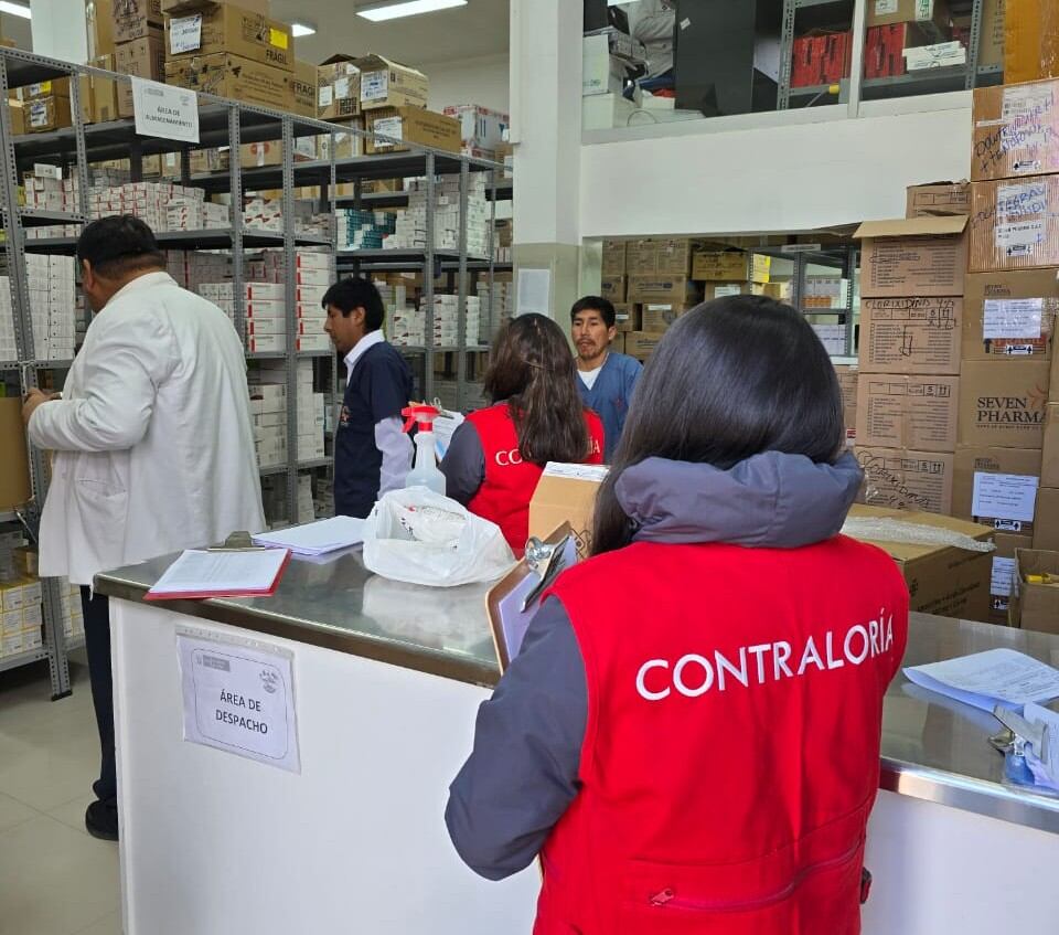 Personal de la Contraloría revisó varias ambientes del nosocomio. (FOTO: Difusión)