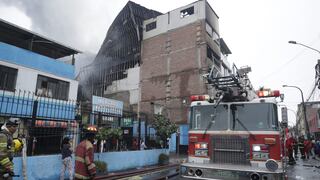 Cercado de Lima: más de 150 bomberos aún luchan por apagar incendio