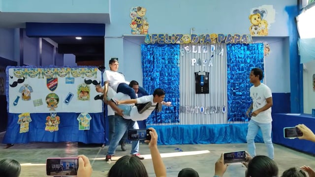 Padres de familia causan furor en redes tras bailar una coreografía de Skándalo para actuación escolar