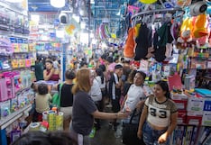 Padres de familia compran útiles escolares a última hora en Mesa Redonda (FOTOS)